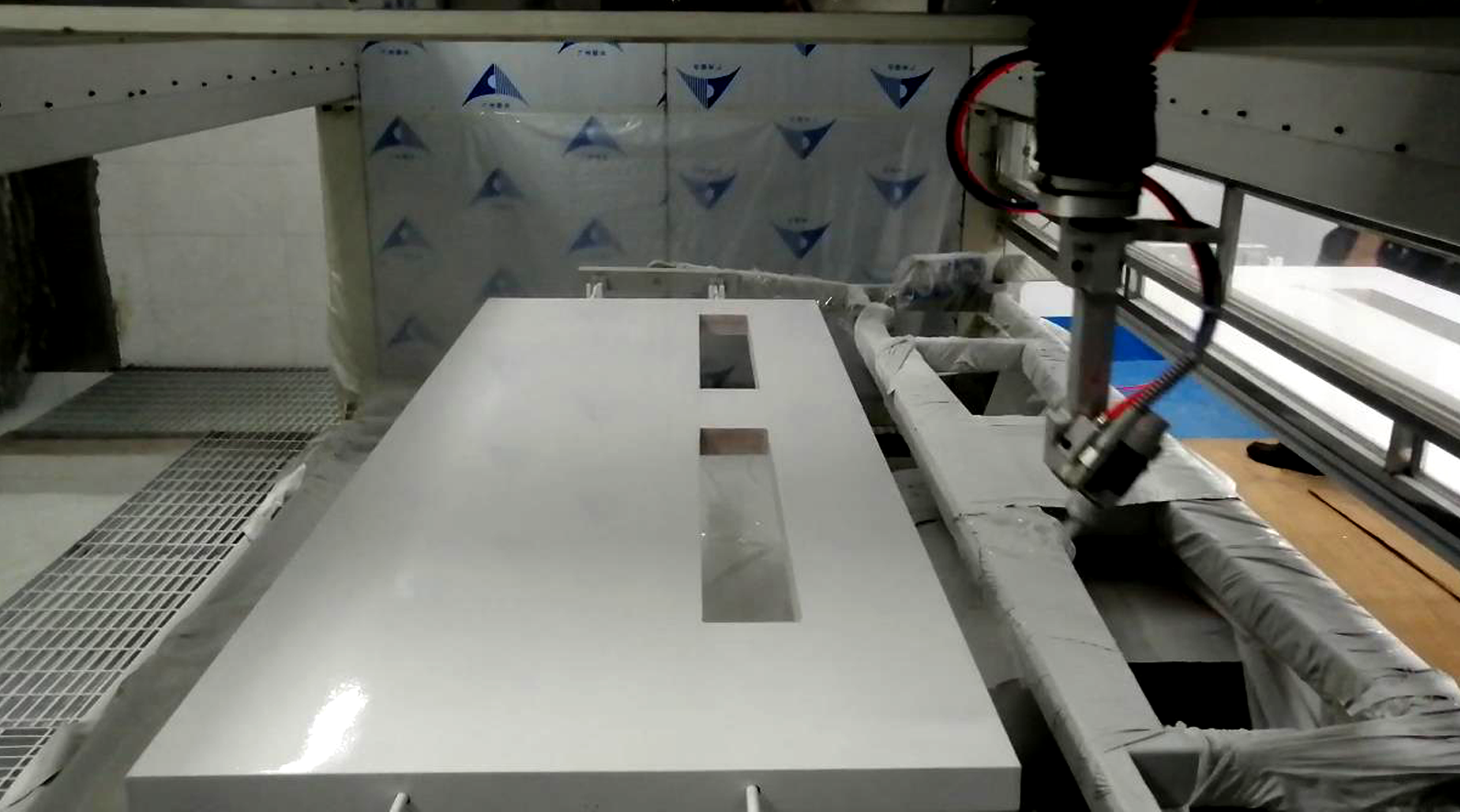 Automatic five axis spray painting water-based ...